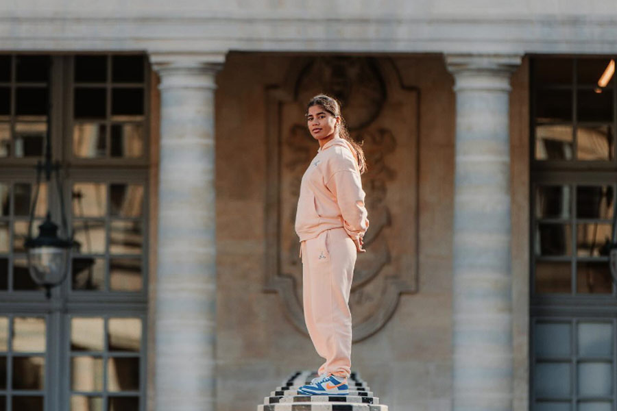 ইন্ডিয়ার যখন মাত্র ১০ বছর বয়স, তখন ডাচ ন্যাশনাল চ্যাম্পিয়নশিপে অংশগ্রহণ করেন তিনি। জয়ী হন অনূর্ধ্ব ১২ বিভাগে।