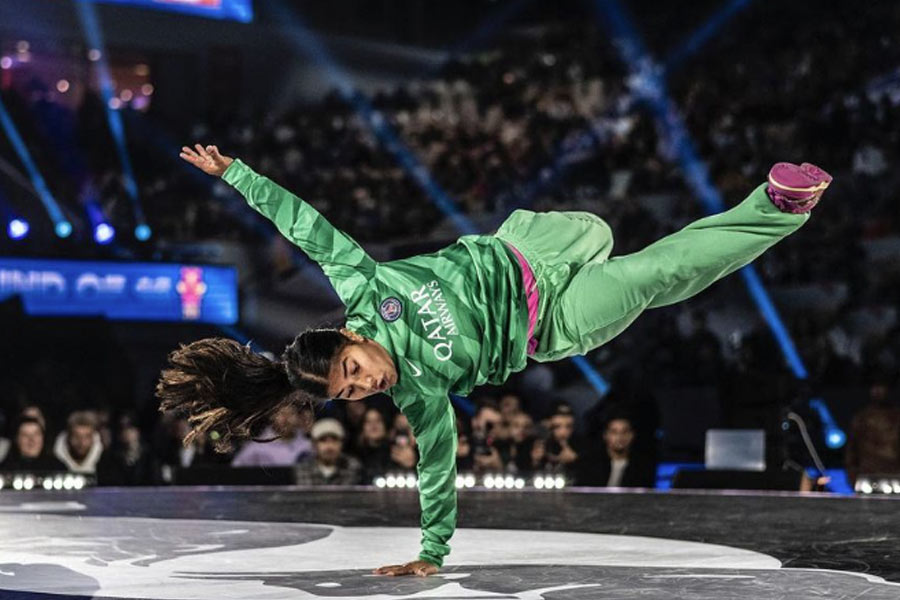 টন স্টিনভুরডেনের কাছ থেকে ব্রেক ডান্সের প্রশিক্ষণ নিতে শুরু করেন ইন্ডিয়া। ব্রেক ডান্সে দক্ষ হয়ে ওঠায় একাধিক নাচের দলে যোগও দেন তিনি।