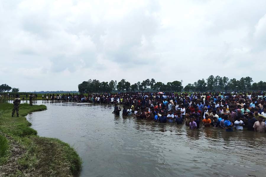 গত শুক্রবার কোচবিহারের শীতলখুচি সীমান্তে জড়ো হয়েছিলেন বাংলাদেশি নাগরিকেরা।