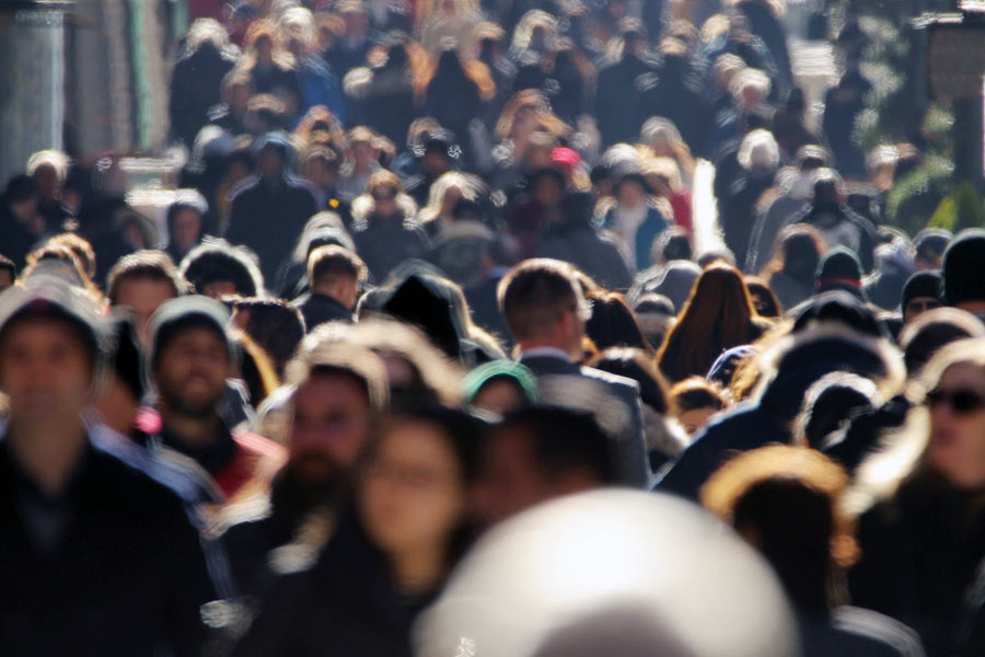 ৩) বিশ্ব ব্যাঙ্কের মাপকাঠি অনুযায়ী যে দেশের প্রত্যেক মানুষ বছরে ৮০০০ ডলার রোজগার করেন, সেই দেশ মাঝারি আয়ের মধ্যবর্তী পর্যায়ে পড়ে। বিশ্বের জনসংখ্যার ৭৫ শতাংশ মানুষই এই মাঝারি আয়ের তালিকাভুক্ত। বিশ্ব ব্যাঙ্কের থেকে পাওয়া তথ্য বলছে, ২০২৩ সালের শেষ পর্যন্ত পৃথিবীতে মাঝারি আয়ের দেশের সংখ্যা ছিল ১০৮। অর্থাৎ এই দেশগুলিতে যে ৬০০ কোটি মানুষ বাস করেন, তাঁদের সকলেরই মাথাপিছু বার্ষিক জিডিপি ১১৩৬ থেকে ১৩,৮৩৫ ডলার।