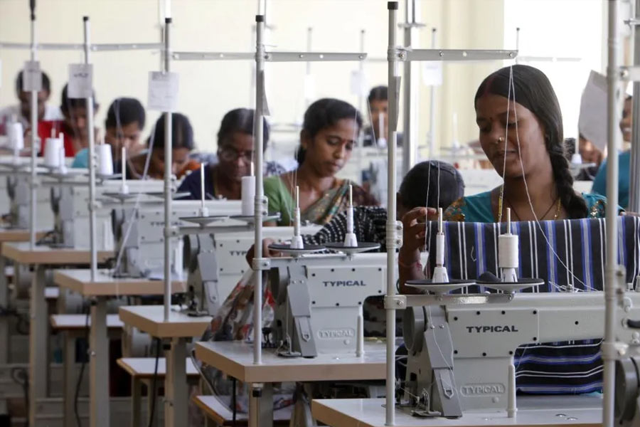 ৪) আমেরিকার মাথাপিছু বার্ষিক জিডিপির ১০ শতাংশ হল প্রায় ৮০০০ ডলার। বিশ্ব ব্যাঙ্ক বলছে, যে সব দেশের  মানুষ বছরে ৮০০০ ডলার রোজগার করেন, সেই সব দেশ বিশ্ব ব্যাঙ্কের মাপকাঠিতে মাঝারি আয়ের মধ্যবর্তী পর্যায়ের আওতায় পড়ে।