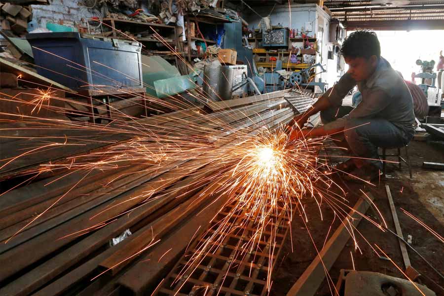 ৫) ‘দ্য মিডল ইনকাম ট্র্যাপ’ চিন, ভারত, ব্রাজিল এবং দক্ষিণ আফ্রিকা-সহ ১০০ টিরও বেশি দেশ মাঝারি আয়ের দেশের তকমা ঝেড়ে ফেলে বিশ্ব অর্থনীতিতে উপরের দিকে উঠতে গুরুতর বাধার সম্মুখীন হবে। কারণ বর্তমানে ওই সব দেশে তিন জনের মধ্যে দু’জনই হতদরিদ্রের তালিকাভুক্ত।