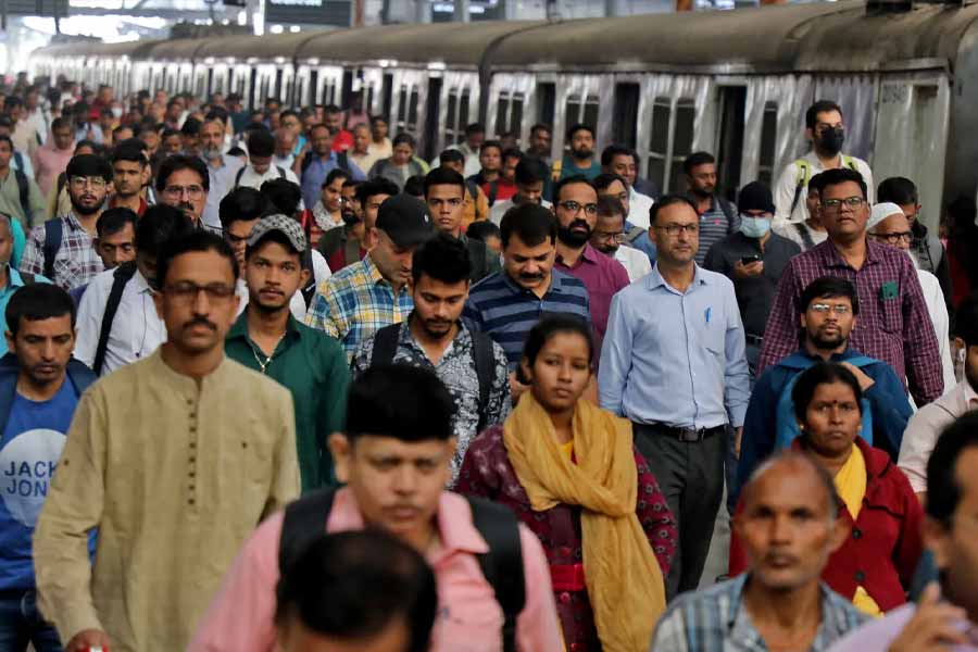 ৬) বিশ্ব ব্যাঙ্কের সদ্য প্রকাশিত তালিকায় ২০২৪-২৫ সালে ভারত রয়েছে তৃতীয় পর্যায়ে, নিম্ন-মধ্য আয়সম্পন্ন দেশ হিসাবে। ২০০৬ সাল থেকে ভারতের এই অবস্থান বদলায়নি।