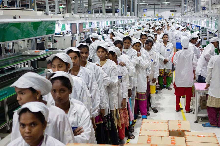 ৯) স্বাধীনতার পর ভারতের বার্ষিক জিডিপি দ্রুত বাড়লেও বর্তমানে মাথাপিছু আয়ের নিরিখে আমেরিকার বার্ষিক জিডিপির এক-চতুর্থাংশ ছুঁতেই ক়য়েক দশক পেরিয়ে  যাবে, এমনটাই আশঙ্কা বিশ্ব ব্যাঙ্কের। কারণ হিসাবে বিশ্ব ব্যাঙ্ক বলছে, ব্যক্তি ধরে আয় বাড়ালে হবে না। গোটা দেশের মানুষের আয় বাড়াতে হবে।