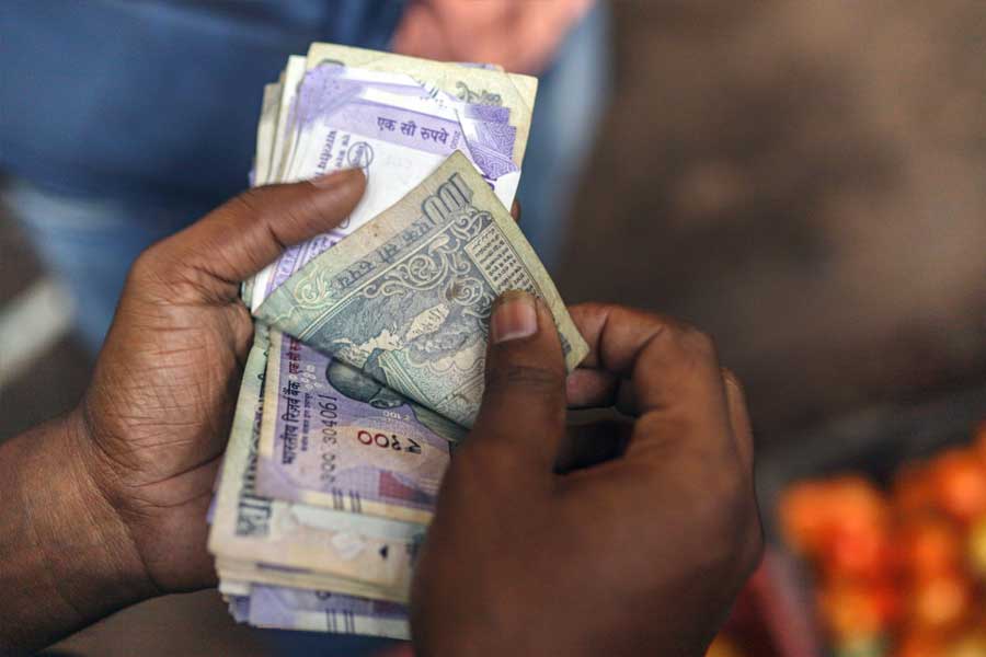 ১২) রাশিয়া এত দিন উচ্চ-মধ্য আয়সম্পন্ন দেশ ছিল। এ বার উচ্চ আয়ের দেশে পরিণত হয়েছে। উচ্চ আয়ের দেশ হিসাবে আমেরিকার পাশাপাশি নাম রয়েছে রাশিয়ার। এ ছাড়াও সৌদি আরব, কানাডা, অস্ট্রেলিয়া, ফ্রান্স, ব্রিটেন, জার্মানি, স্পেন, ইটালি, পোল্যান্ড-সহ ইউরোপের আরও অনেক দেশ উচ্চ আয়ের দেশ বলে পরিচিত।