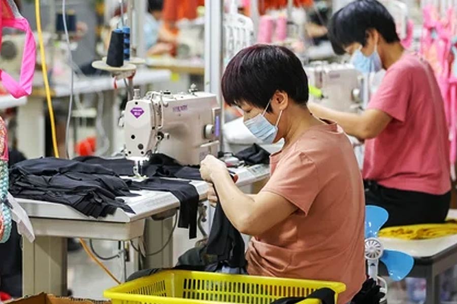 ১৩) ওয়ার্ল্ড ডেভেলপমেন্ট রিপোর্ট ২০২৪: দ্য মিডল ইনকাম ট্র্যাপ’-এ দক্ষিণ কোরিয়ার উদাহরণকে সামনে তুলে ধরা হয়েছে। ১৯৬০ সালে দক্ষিণ কোরিয়ার মাথাপিছু আয় ছিল ১২০০ ডলার, ২০২৩ সালে যা বেড়ে ৩৩০০০ ডলারে পৌঁছে গিয়েছে।