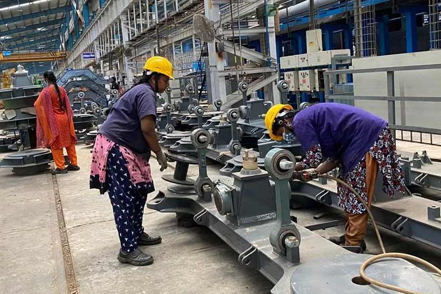 ১৪) প্রতি বছরই বিভিন্ন দেশের নাগরিকদের আয়ের ভিত্তিতে এই তালিকা প্রস্তুত করে বিশ্ব ব্যাঙ্ক। গত ১৮ বছর ধরে তালিকায় ভারতের কোনও নড়চড় হয়নি। একই অবস্থানে রয়ে গিয়েছে নয়াদিল্লি।