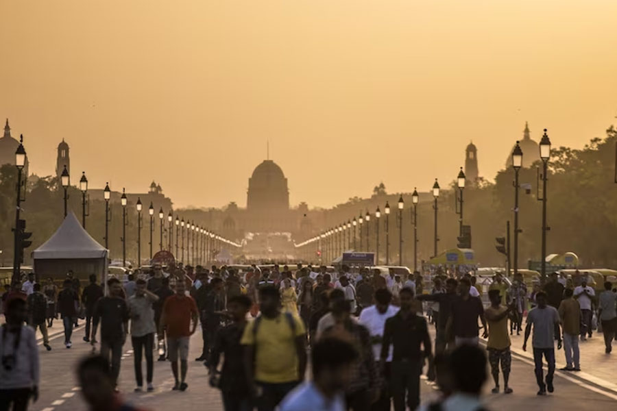 ১৬) মাঝারি দেশগুলির পক্ষে বিশ্ব অর্থনীতিতে উপরের দিকে উঠে আসা কঠিন হবে বলে মত বিশ্ব ব্যাঙ্কের। মাঝারি আয়ের দেশগুলি থেকে বিশ্ব অর্থনীতির ৪০ শতাংশের বেশি জিডিপি এলেও মাঝারি আয়ের ফাঁদ থেকে বেরিয়ে আসতে না পারার কারণ জনসংখ্যার দ্রুত বৃদ্ধি, ক্রমবর্ধমান ঋণের বোঝা ও শ্রমে অদক্ষতা। পরিবেশ দূষণ ও কার্বন নিঃসরণকেও আর্থিক উন্নতিতে বড় বাধা বলে ধরা হয়ে থাকে।