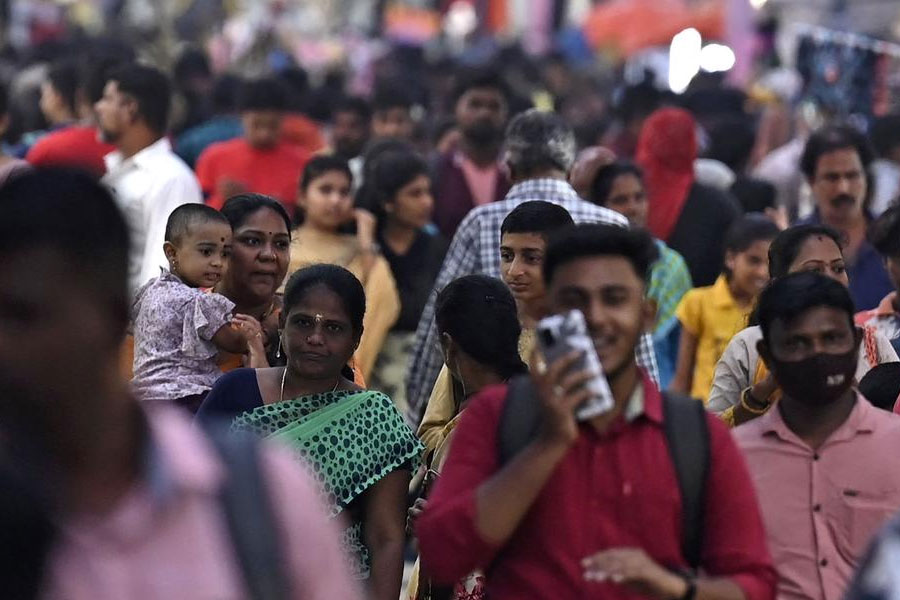 ১৭) কী উপায়ে ‘মাঝারি আয়ের ফাঁদ’-এর বিপদ কাটিয়ে উঠবে অর্থনীতিতে পিছিয়ে থাকা দেশগুলি, তার বেশ কিছু দাওয়াই বাতলে দিয়েছে বিশ্ব ব্যাঙ্ক। তারা জানিয়েছে, উচ্চ আয়সম্পন্ন দেশের তালিকায় নাম তুলতে গেলে আনতে হবে অর্থনৈতিক নীতিতে আমূল সংস্কার।