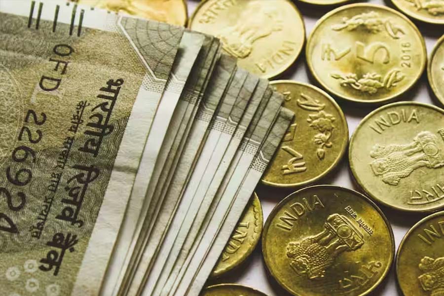 ১৮) নিম্ন আয়সম্পন্ন দেশগুলিকে আপাতত শুধুমাত্র বিনিয়োগের দিকেই নজর দেওয়ার পরামর্শ দিয়েছে বিশ্ব ব্যাঙ্ক। যে সব দেশ নিম্ন-মধ্য আয়ের দেশ হিসেবে মর্যাদা পেয়েছে তাদের শুধুমাত্র বিনিয়োগের ওপর ভরসা করে থাকতে বারণ করেছে তারা। বিনিয়োগ ও বিদেশি উন্নত প্রযুক্তির মেলবন্ধন ঘটিয়ে এই বিপদ কাটিয়ে ওঠা সম্ভব বলে মনে করছে বিশ্ব ব্যাঙ্ক।