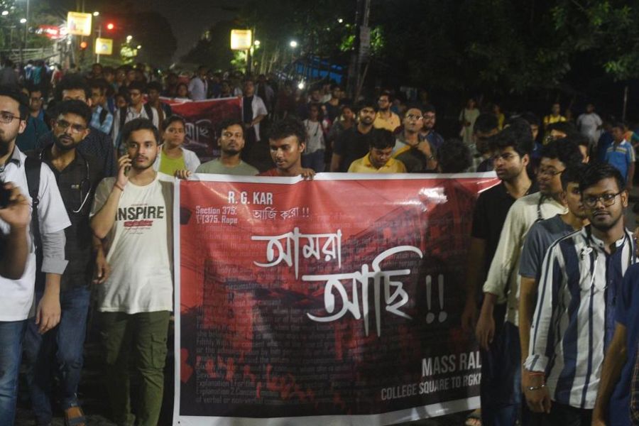 চিকিৎসক-পড়ুয়াকে ধর্ষণ-খুনের প্রতিবাদে শহরের রাস্তায় নাগরিক সমাজ। মিছিল হয় কলেজ স্কোয়্যার থেকে মেডিক্যাল কলেজ পর্যন্ত। ছবি: দীপঙ্কর মজুমদার।