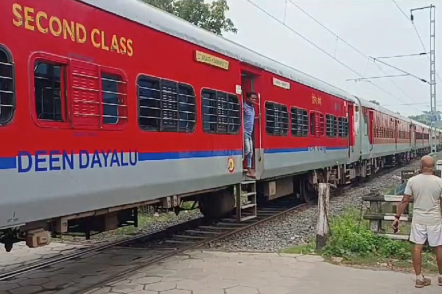 Kolkata-Radhikapur Express stop on a rail gate due to signal problem at Kaliagunj