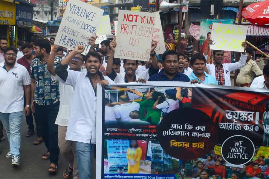 আরজি কর কাণ্ডের প্রতিবাদে বারাসত মেডিক্যাল কলেজ হাসপাতালের পড়ুয়াদের বিক্ষোভ।