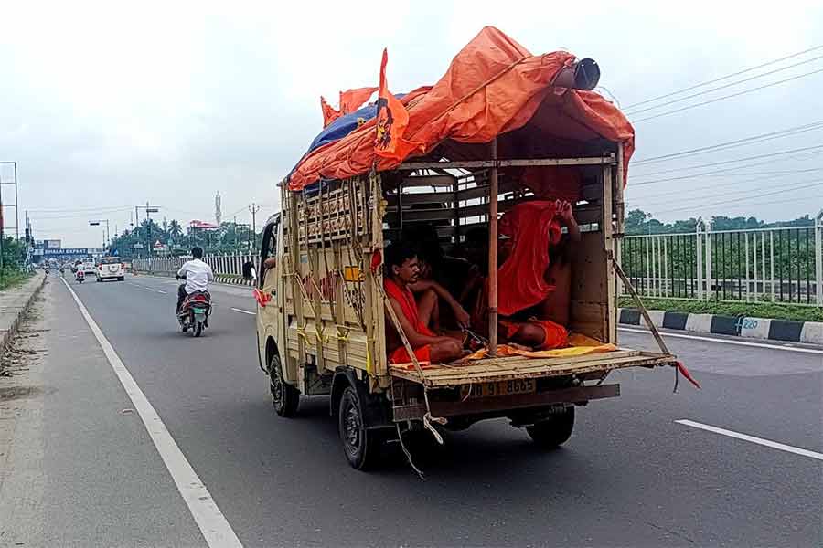 বেপরোয়াঃ  পথ দূর্ঘটনায় শিব ভক্তদের মৃত্যুর পরও, বাগডোগরা-শিলিগুড়ি পথে বেপরোয়া সন্যাসী গাড়ি।