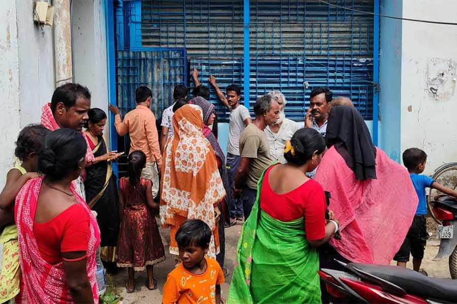 আদালত চত্বরে আসামীদের পরিজনেরা।