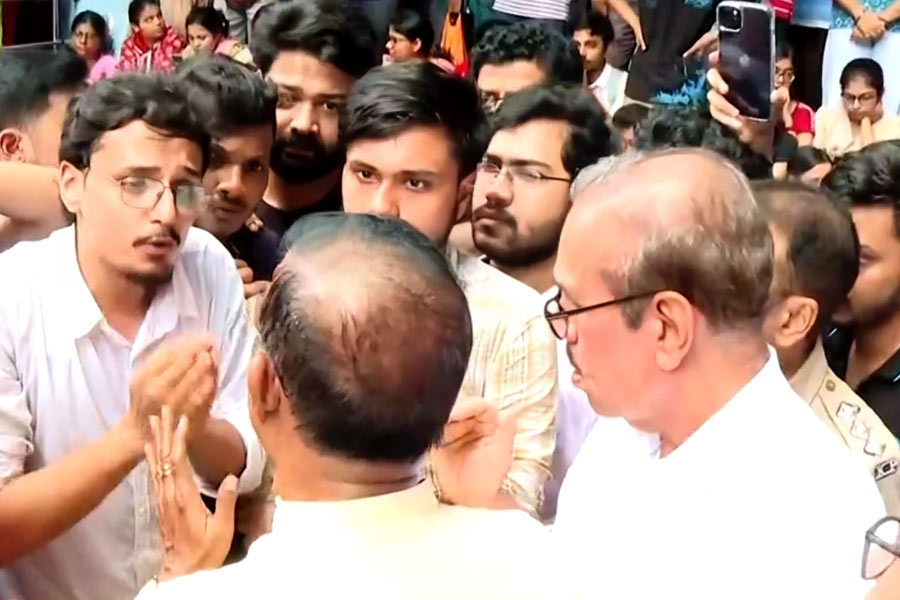 পড়ুয়াদের সঙ্গে কথা বলছেন বিধায়ক স্বর্ণকমল সাহা এবং মন্ত্রী জাভেদ খান।