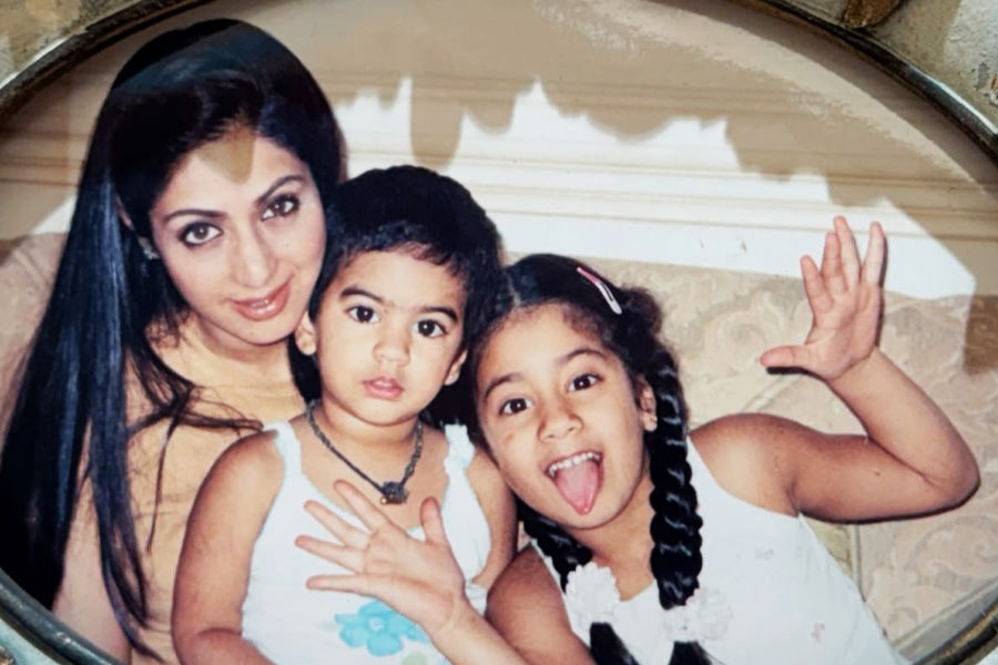 Image of Sridevi, Janhvi Kapoor and Khushi Kapoor
