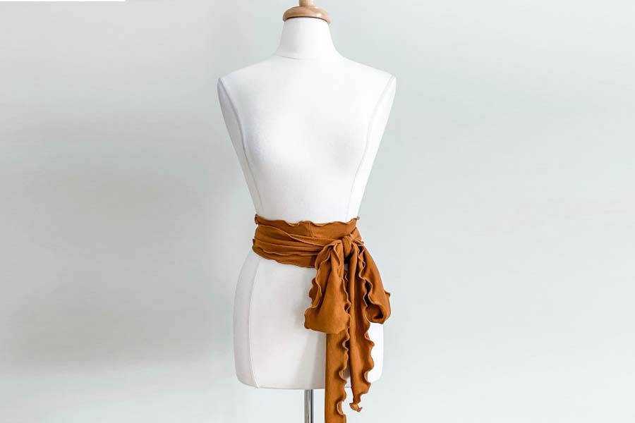 স্যাশ বেল্ট কোমরে ফিতের মতো বাঁধা হয়।