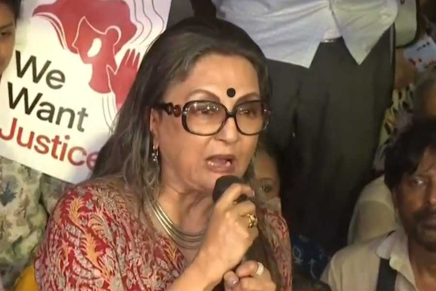 Aparna Sen faces mass protest