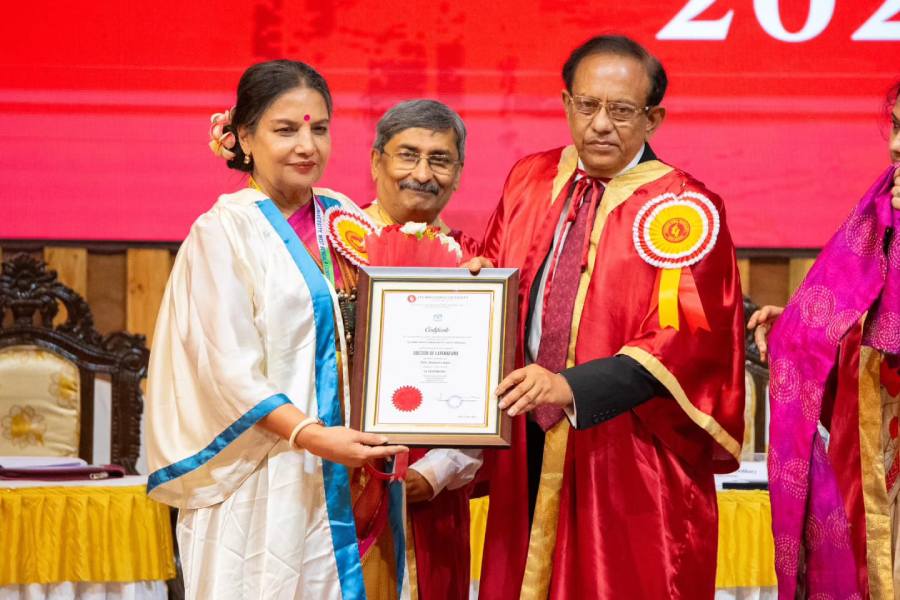  সাম্মানিক ডিলিট পেলেন শাবানা আজ়মি।