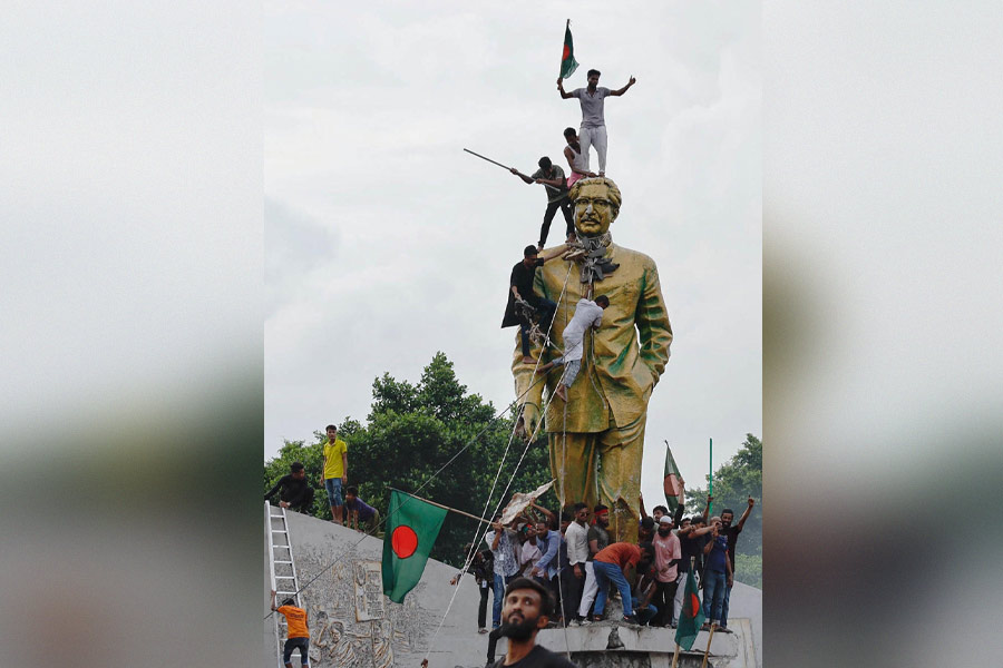 নতুন: জয়োল্লাসীদের শেখ মুজিবের মূর্তি আক্রমণ, ঢাকা, ৫ অগস্ট।