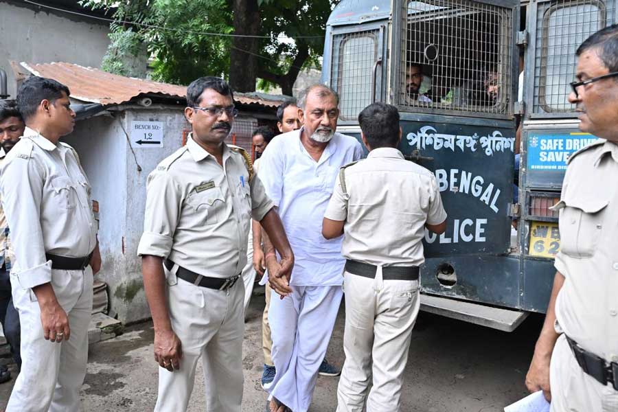 বগটুই গণহত্যায় অভিযুক্ত আনারুলকে কোর্টে নিয়ে আসছে পুলিশ।