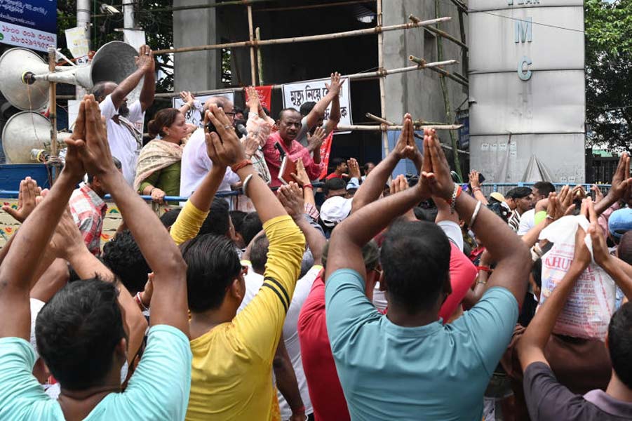 আর জি করের সামনে মাইক নিয়ে মিছিল। মঙ্গলবার।