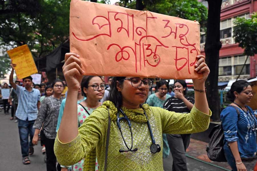 এসএসকেএম হাসপাতালে বিক্ষোভ মিছিল ডাক্তারদের।