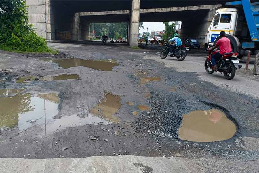 চিত্তরঞ্জন যাওয়ার রাস্তার এখন এমনই অবস্থা।