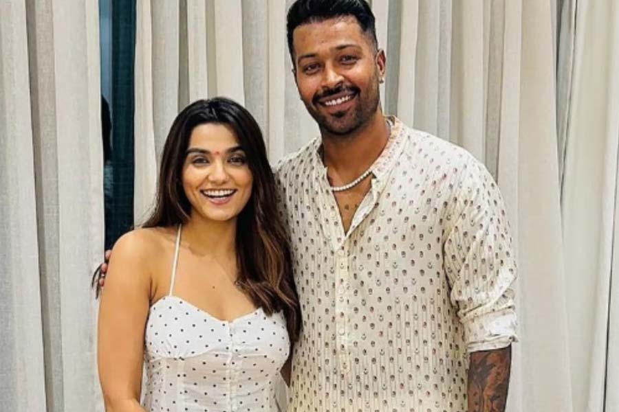 শুধুমাত্র হার্দিকের সঙ্গে নয়, প্রাচীকে দেখা গিয়েছিল হার্দিকের পরিবারের সঙ্গেও। সমাজমাধ্যমে হার্দিকের দাদা ক্রুণাল পাণ্ড্যর সঙ্গেও ছবি দিয়েছিলেন প্রাচী।