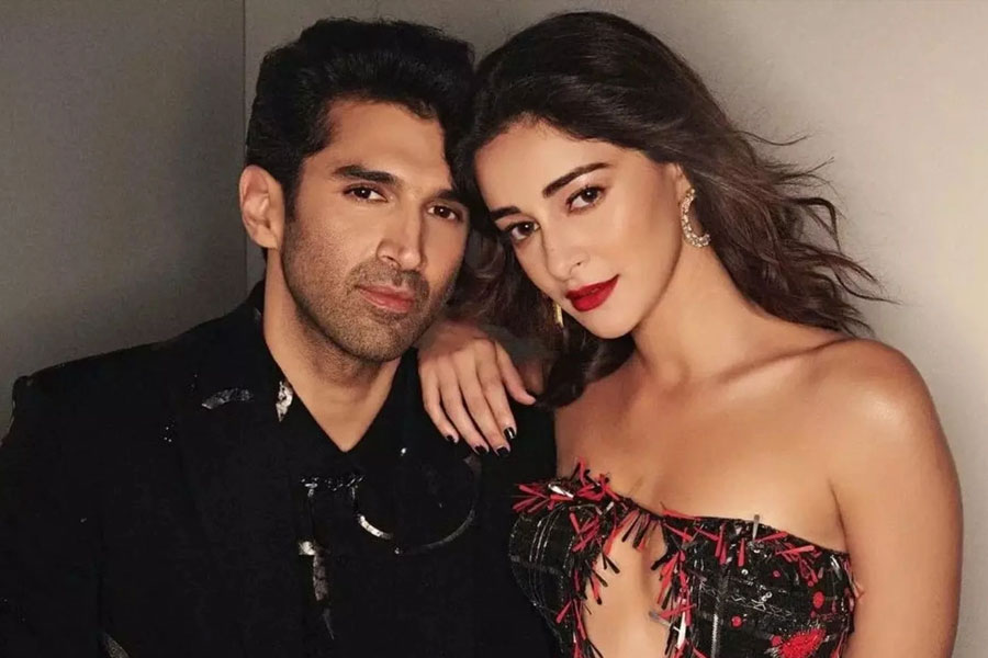 বলিপাড়ার অধিকাংশের দাবি, বলি অভিনেতা আদিত্য রায় কপূরের সঙ্গে সম্পর্কে ছিলেন অনন্যা। কানাঘুষো শোনা যায়, আদিত্যের সঙ্গে সম্পর্কে ইতি টেনেছেন অভিনেত্রী। তার পরেই অম্বানী-পুত্রের বিয়েতে হার্দিকের সঙ্গে দেখা যায় অনন্যাকে।