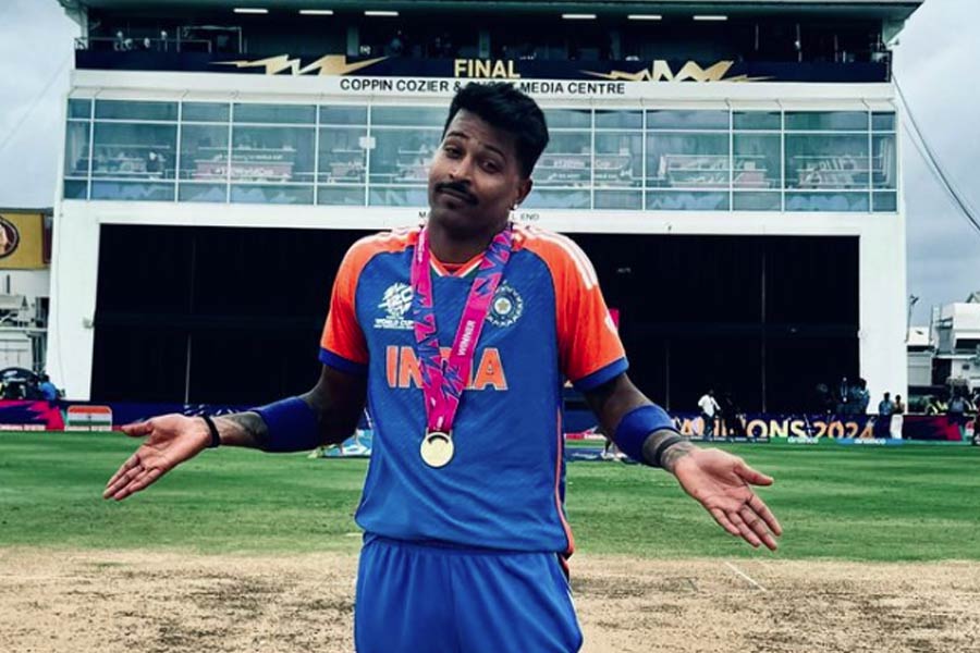 নেটব্যবহারকারীদের অধিকাংশের দাবি, আদিত্যের সঙ্গে বিচ্ছেদের পর হার্দিককে ডেট করছেন অনন্যা। কিন্তু তার মধ্যেই গ্রিসে গিয়ে অন্য ‘বান্ধবী’র সঙ্গে নিজের নাম জড়িয়ে ফেলেছেন ক্রিকেটার। আদৌ তাঁর জীবনে কোনও নারী রয়েছেন কি না, তা গোপনই রেখেছেন হার্দিক।