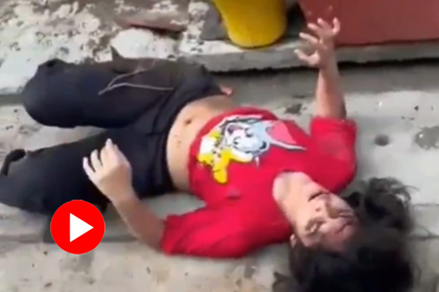 Viral Video of woman fall while making Instagram reel