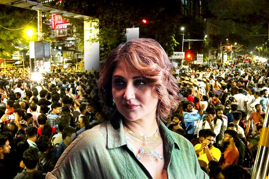 Actor Swastika Mukherjee says that people who are taking part in night rally should beat street dogs