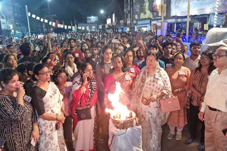 মেদিনীপুর শহরের পঞ্চুরচক রবীন্দ্র মূর্তির পাদদেশে মেয়েরা।