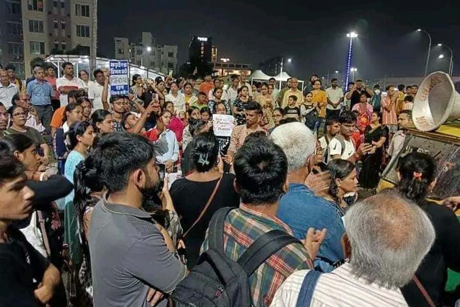 মেদিনীপুর শহরের পঞ্চুরচক রবীন্দ্র মূর্তির পাদদেশে মেয়েরা।