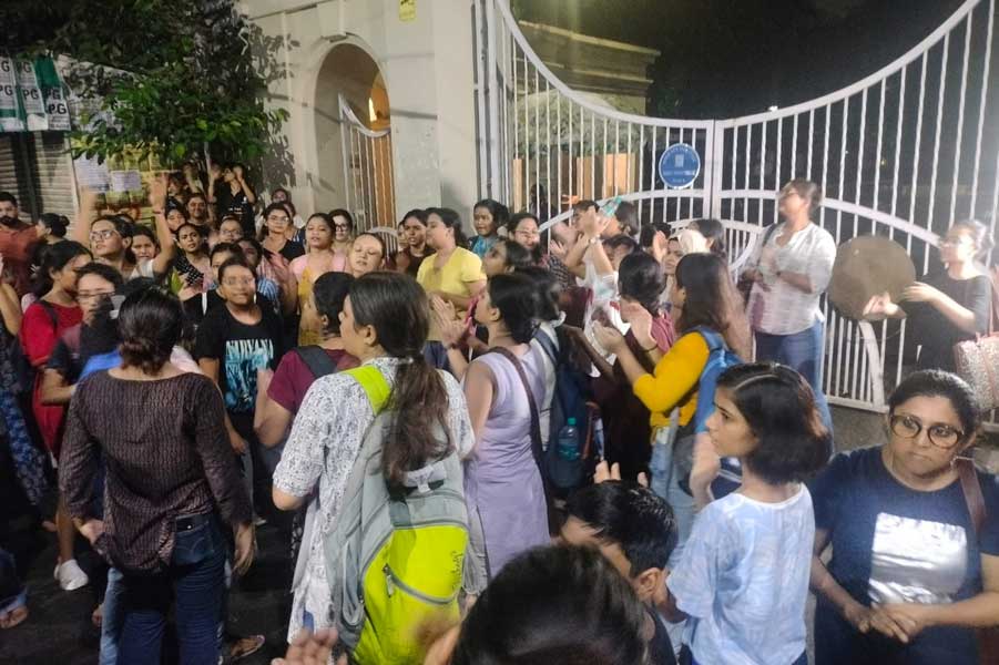 প্রেসিডেন্সি কলেজের সামনে জমায়েত।