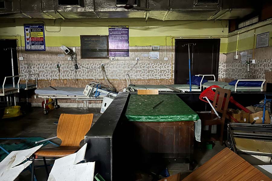 লন্ডভন্ড জরুরি বিভাগ।