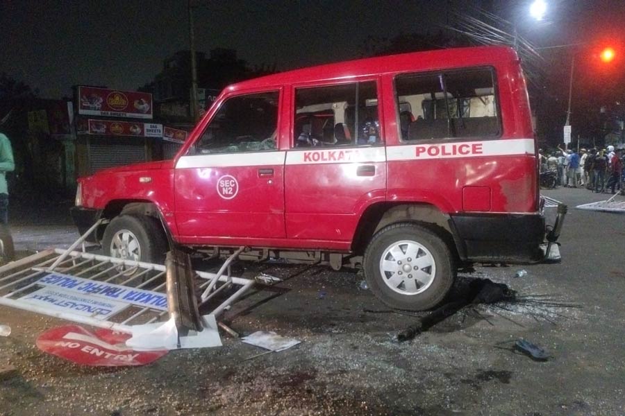 ভাঙচুর করা হয়েছে পুলিশের গাড়িও।