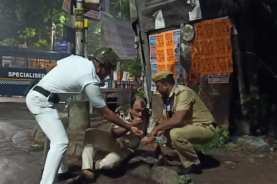 আহত হন বেশ কয়েক জন পুলিশকর্মী।