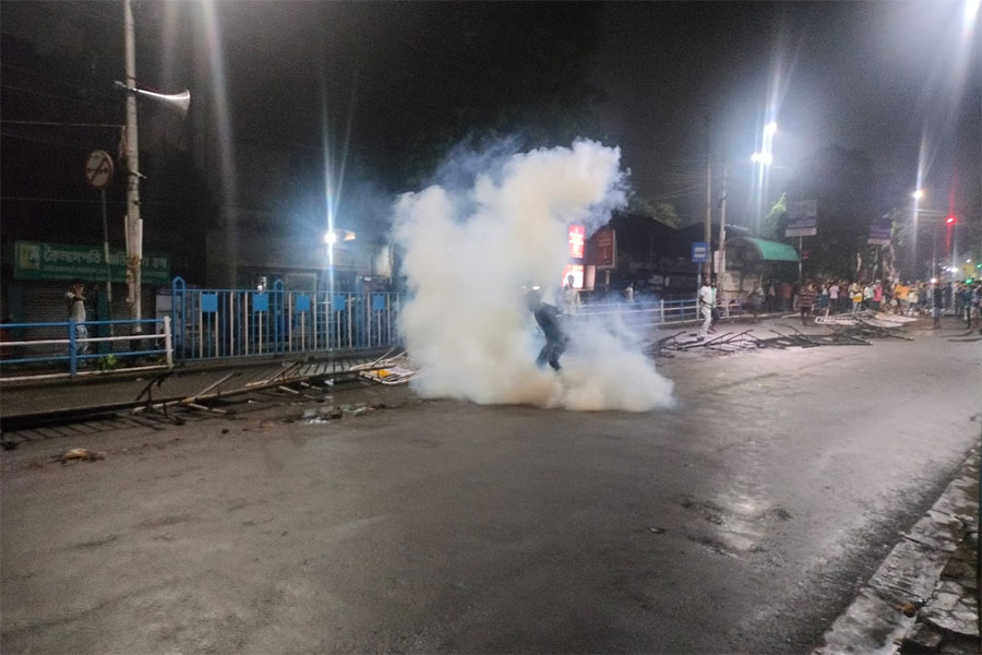 নামানো হয় র‌্যাফ। তারা কাঁদানে গ্যাসের শেল ফাটিয়ে ভিড়কে ছত্রভঙ্গ করে দেয়। গোটা সময় জুড়ে চলে ইটবৃষ্টি।