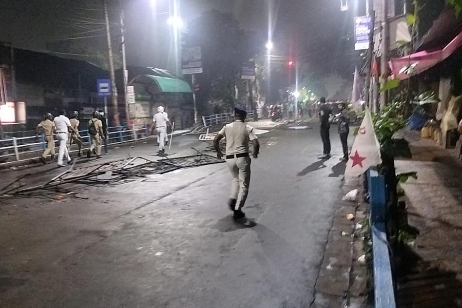 হামলাকারীদের একাংশকে তাড়া করে এলাকাছাড়া করে পুলিশ। কিন্তু তার পরেও পরিস্থিতি পুরোপুরি নিয়ন্ত্রণে আসেনি। পুলিশকে লক্ষ্য করে ইট ছোড়া হয়। পুলিশের তাড়া খেয়ে একদল লোককে হাসপাতালের পাশের খালপাড় ধরে গলিপথে দৌড়তে দেখা যায়।