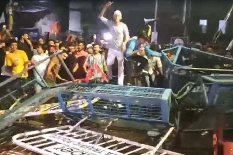 বুধবার রাত সাড়ে ১২টা নাগাদ আরজি করের দিকে তখন মেয়েদের রাত দখলের কর্মসূচির একটি মিছিল চলছিল। ঠিক সেই সময়েই একদল ব্যক্তি আরজি করের জরুরি বিভাগের বাইরে তাণ্ডব চালান।