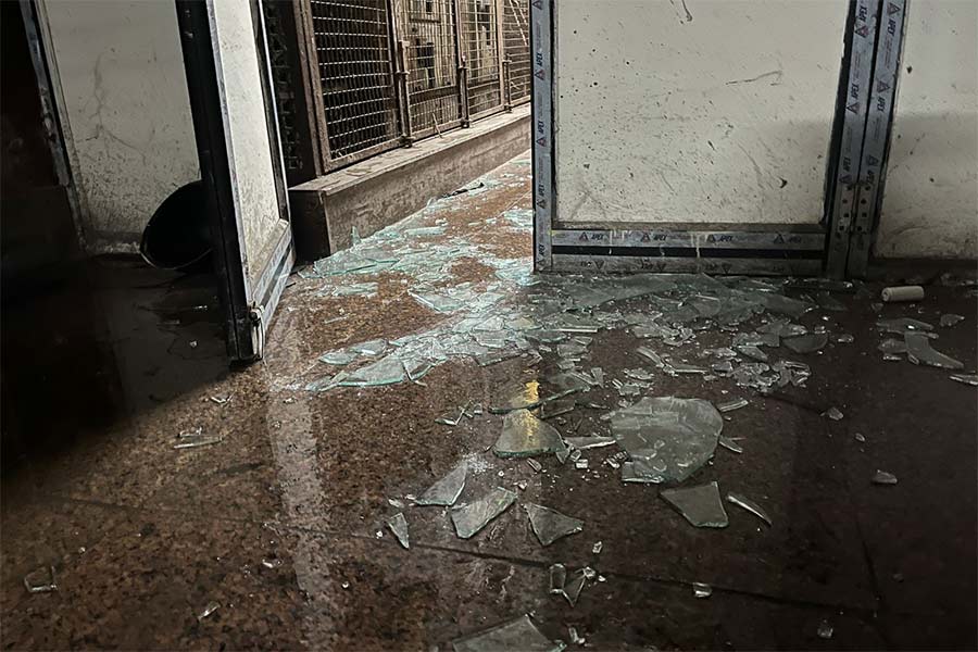 তাঁদের কয়েক জনের হাতে রড এবং লাঠি ছিল বলে অভিযোগ। জরুরি বিভাগের বাইরের কোলাপসিবল গেট ভেঙে উপড়ে ফেলা হয়।