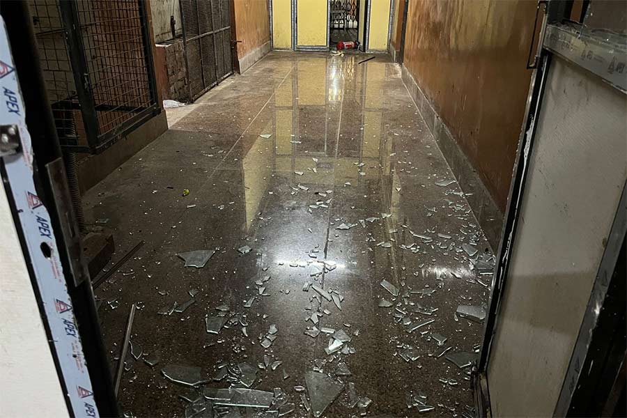 হাসপাতালের জরুরি বিভাগের গেট ভেঙে ভিতরে প্রবেশ করেন তাঁরা। ভেঙে তছনছ করে ফেলা হয় গোটা জরুরি বিভাগ।