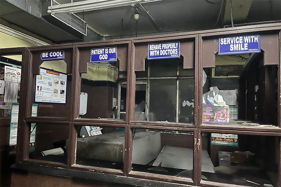 হামলাকারীদের প্রথম নিশানাই ছিল জরুরি বিভাগ। হাতের সামনে যা পেয়েছেন, তা-ই ভেঙেছেন হামলাকারীরা। কিন্তু জরুরি বিভাগের চার তলার যে সেমিনার হল থেকে ওই মহিলা চিকিৎসকের দেহ গত শুক্রবার উদ্ধার হয়েছিল, হামলাকারীরা সেখানে গিয়েছিলেন কি না, তা স্পষ্ট নয়।