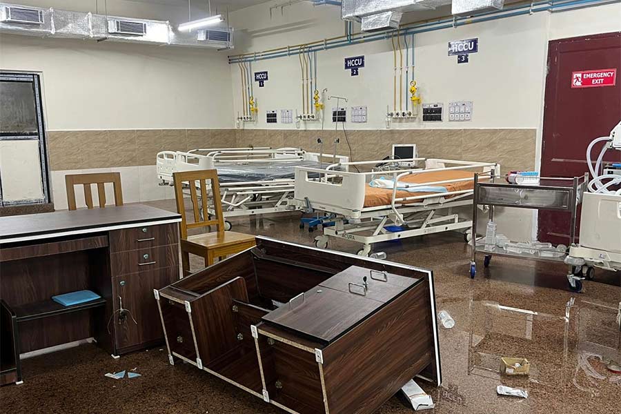 জরুরি বিভাগের এইচসিসিইউ (হাইব্রিড ক্রিটিক্যাল কেয়ার ইউনিট), সিসিইউ (ক্রিটিক্যাল কেয়ার ইউনিট)-তেও ভাঙচুর চালানো হয়।