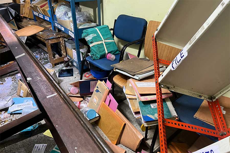 ভেঙে ফেলা হয় জরুরি বিভাগের একাধিক বোর্ড এবং অ্যাডমিশন কাউন্টারের কাচ। সমস্ত জরুরি ফাইলও মাটিতে ফেলে দেওয়া হয়।