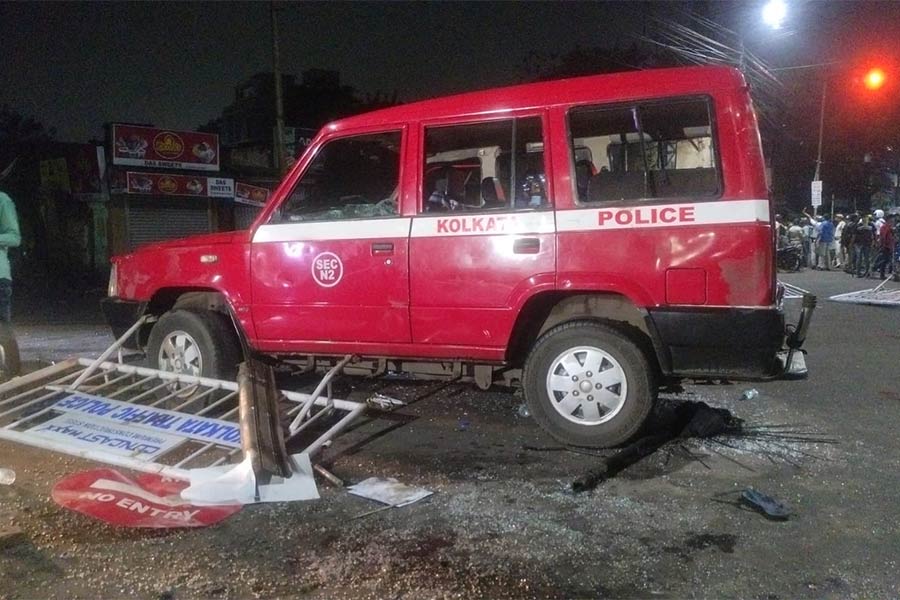 ভিতরের পাশাপাশি হামলা চালানো হয় হাসপাতালের বাইরেও। ভাঙচুর করা হয় পুলিশের একাধিক গাড়ি।