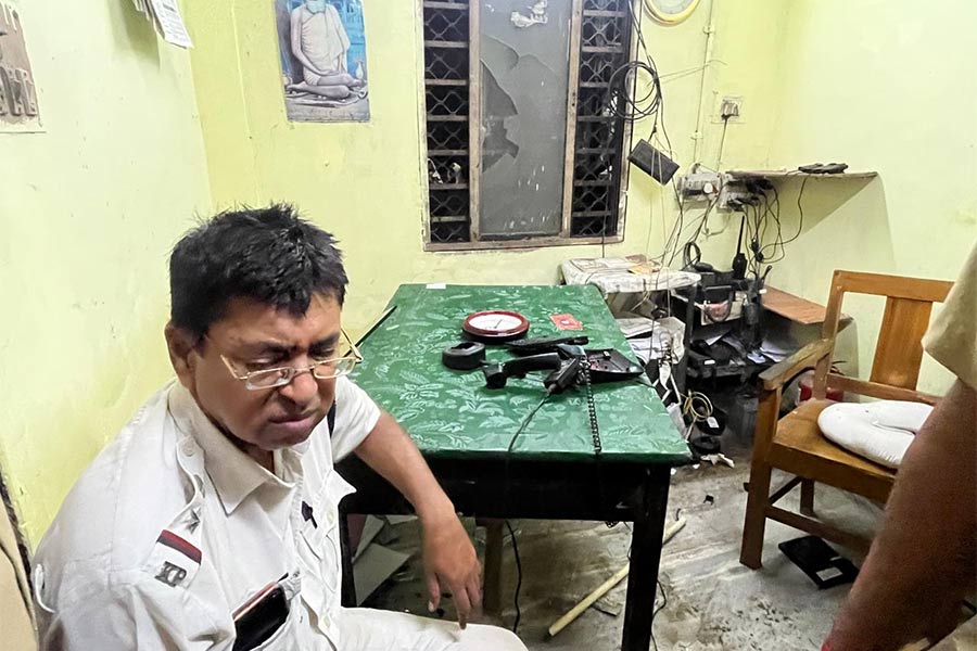 ভাঙচুর চালানো হয় আরজি করের পুলিশ ফাঁড়িতেও। সেখানে রাখা সব জিনিসপত্র তছনছ করে দেওয়া হয়। পাশাপাশি, পুলিশের কিয়স্কেও ভাঙচুর চালানো হয়।